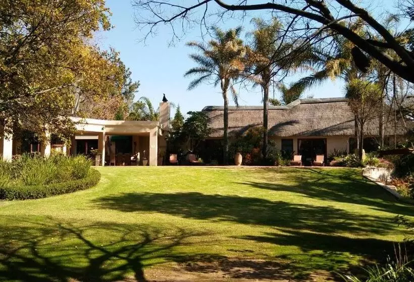 تختخواب و صبحانه Lourie Lodge