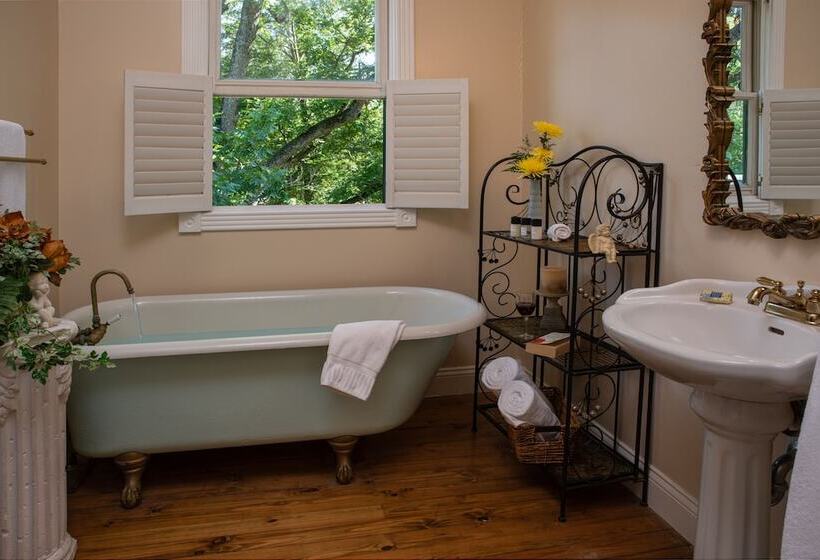 White Oak Manor Bed And Breakfast