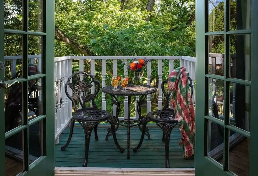 White Oak Manor Bed And Breakfast