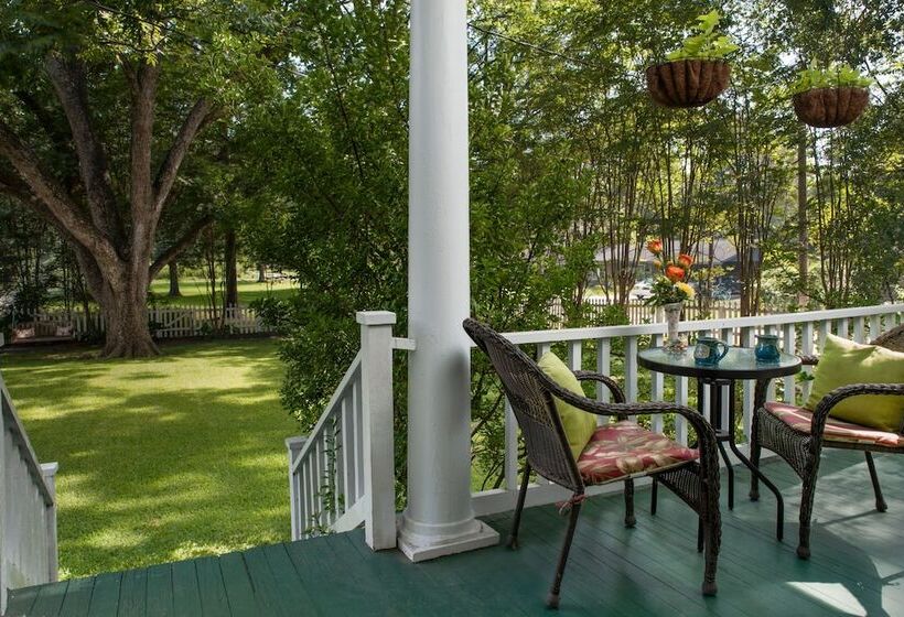 White Oak Manor Bed And Breakfast