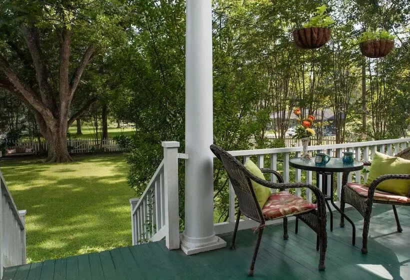 White Oak Manor Bed And Breakfast