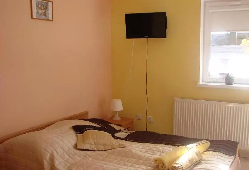 Aamiaismajoitus (B&B) Dom Gościnny Marcela