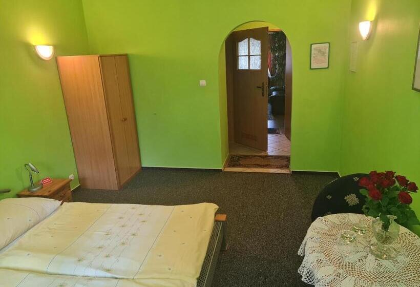 Restaurant & Hostel Broadway