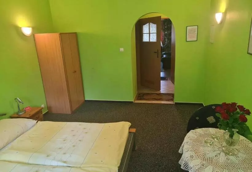 Restaurant & Hostel Broadway