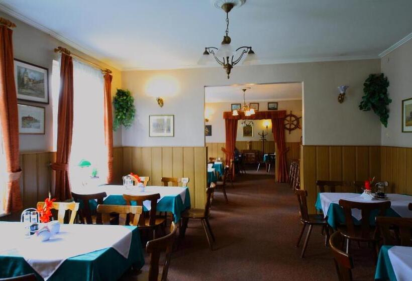 Restaurant & Hostel Broadway