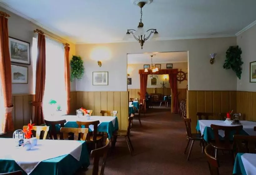 Restaurant & Hostel Broadway