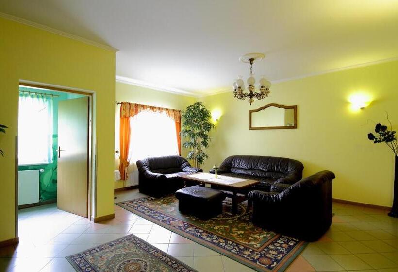 Restaurant & Hostel Broadway