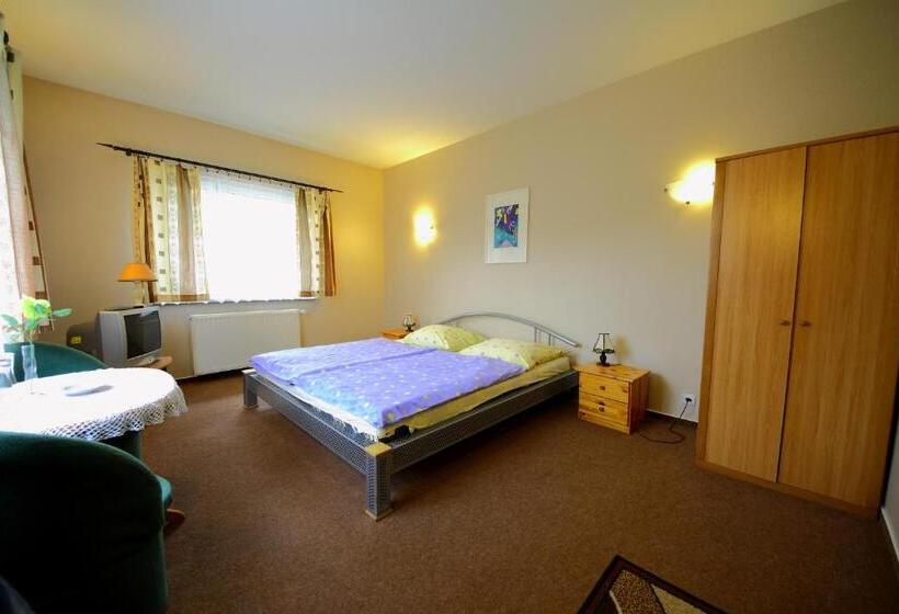 Restaurant & Hostel Broadway