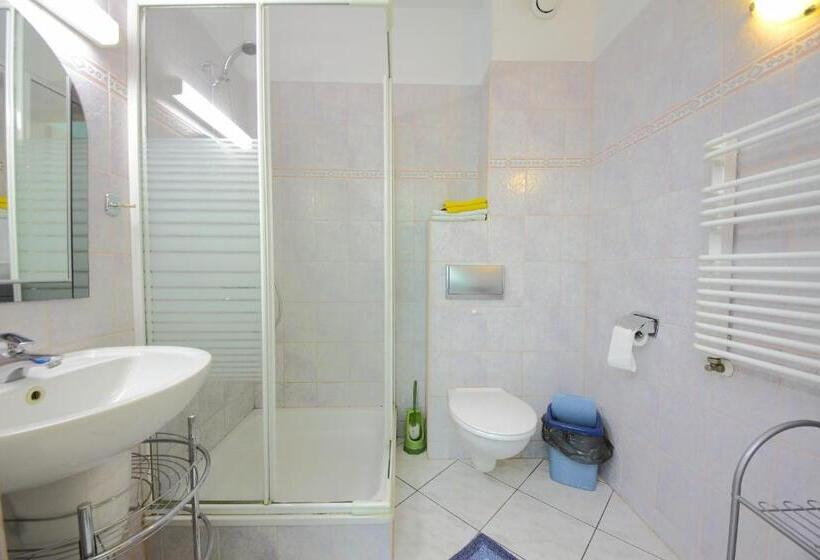 Restaurant & Hostel Broadway