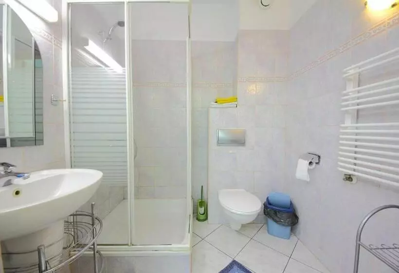 Restaurant & Hostel Broadway