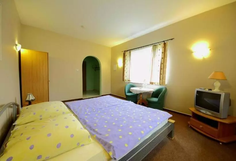 Restaurant & Hostel Broadway