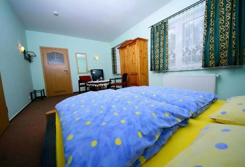 Restaurant & Hostel Broadway