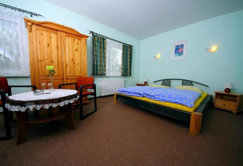 Restaurant & Hostel Broadway