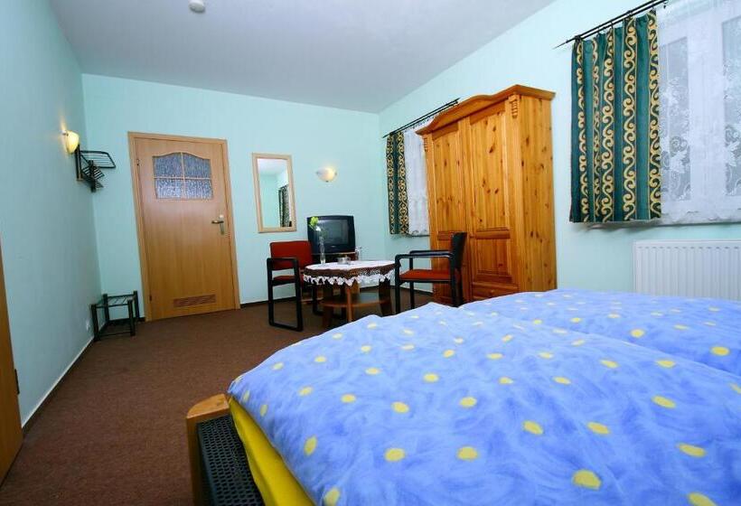 Restaurant & Hostel Broadway