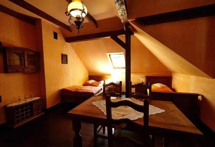 Retkeilymaja Stylowy Zajazd Pod Czarnym Kogutem