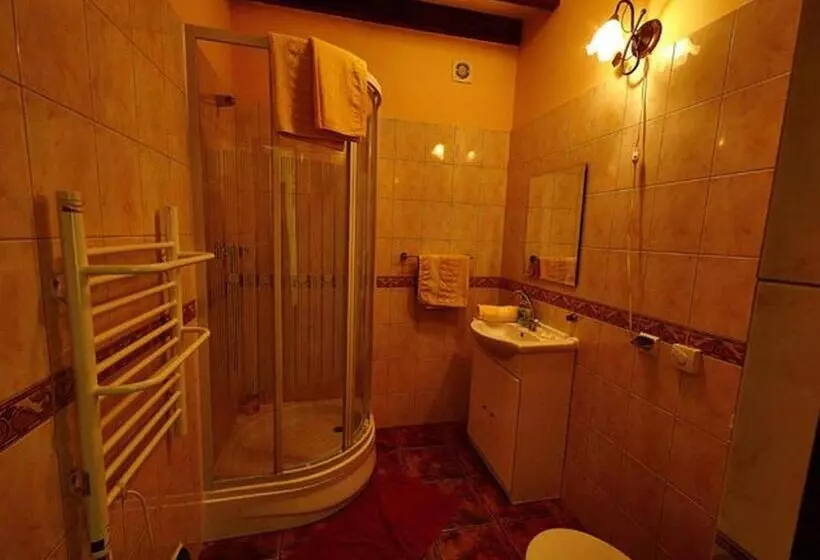 Retkeilymaja Stylowy Zajazd Pod Czarnym Kogutem