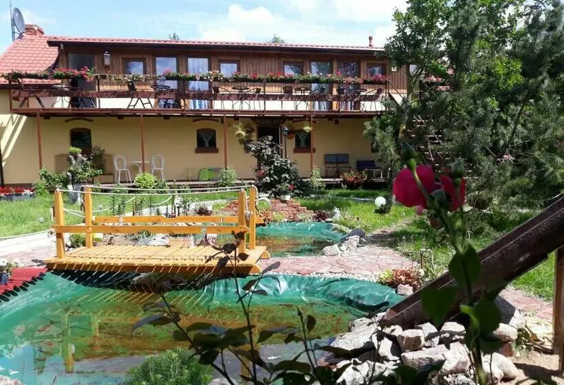 Hotelli Dworska Zagroda