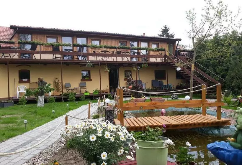 Hotelli Dworska Zagroda