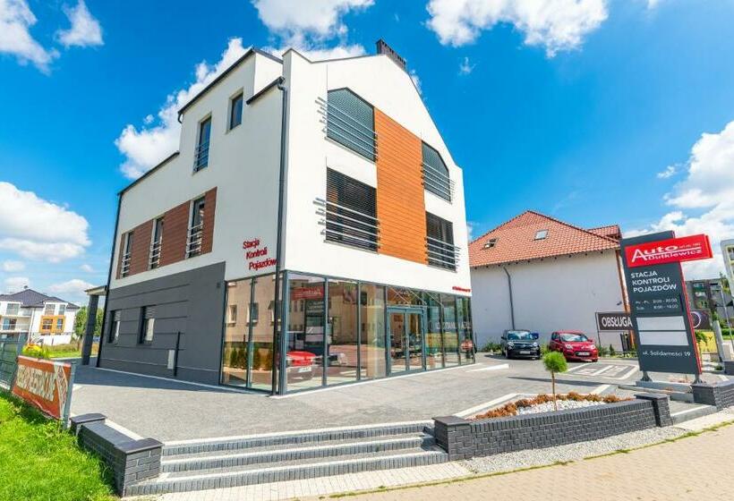 호텔 Noclegijarocin Bed & Breakfast