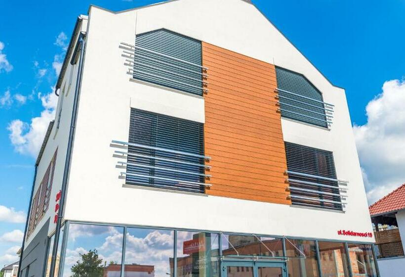 호텔 Noclegijarocin Bed & Breakfast