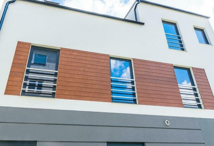 호텔 Noclegijarocin Bed & Breakfast