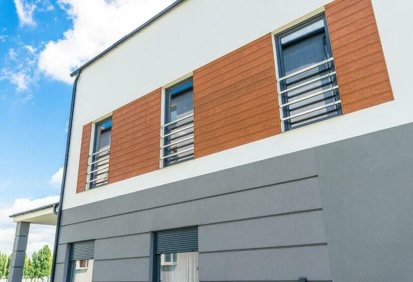 호텔 Noclegijarocin Bed & Breakfast