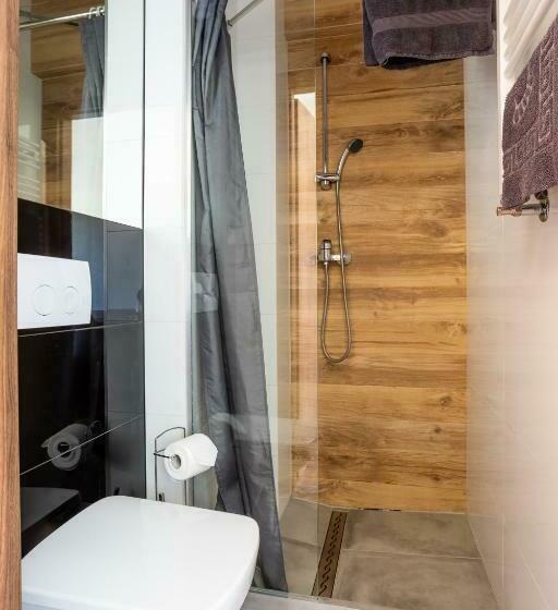 호텔 Noclegijarocin Bed & Breakfast