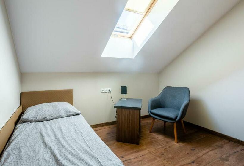 호텔 Noclegijarocin Bed & Breakfast