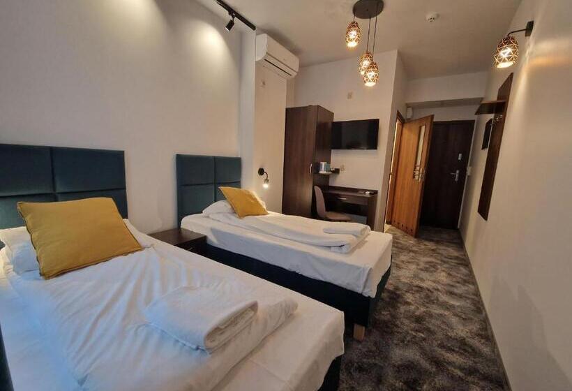 호스텔 Noclegi Orla 6