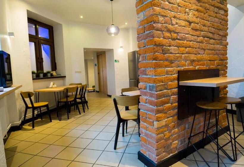 호스텔 Noclegi Orla 6