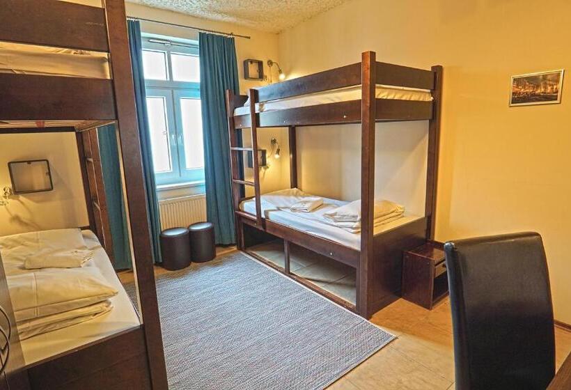 호스텔 Noclegi Orla 6