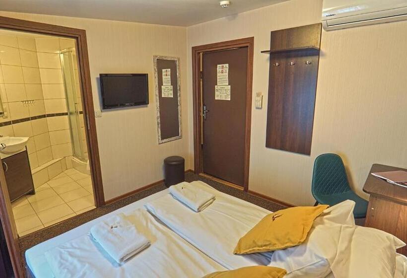 호스텔 Noclegi Orla 6