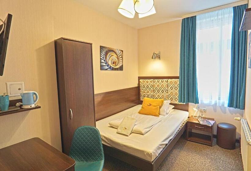 호스텔 Noclegi Orla 6