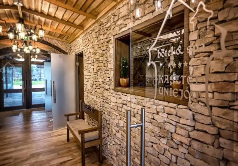 ホテル & Spa  Kasztel Uniejów