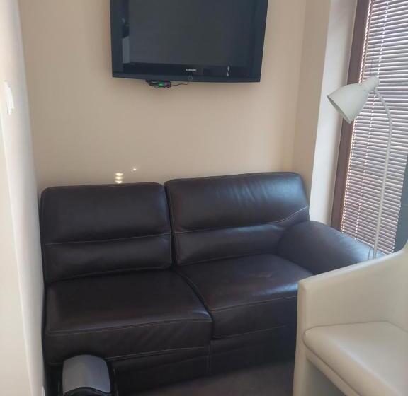 تختخواب و صبحانه Szara Willa