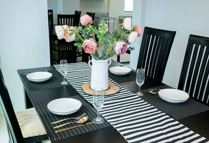 پانسیون Sunny Canopy