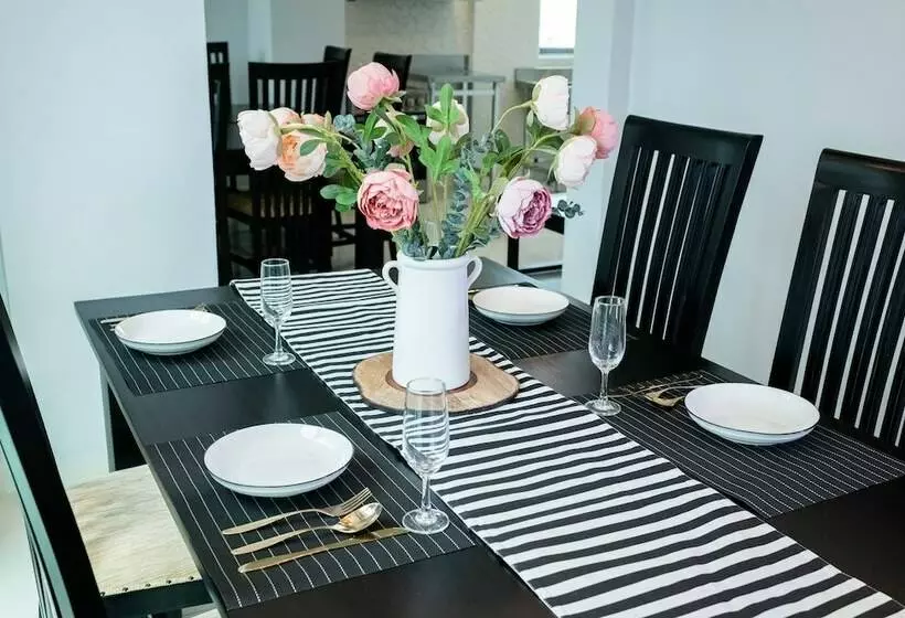 پانسیون Sunny Canopy