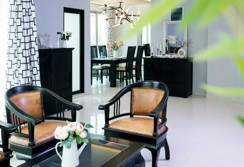 پانسیون Sunny Canopy