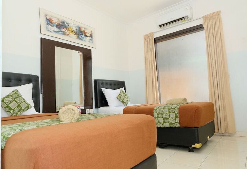 בית מלון כפרי The Kirana Purnama Semarang