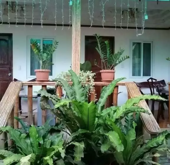 ペンション Dhadas Place