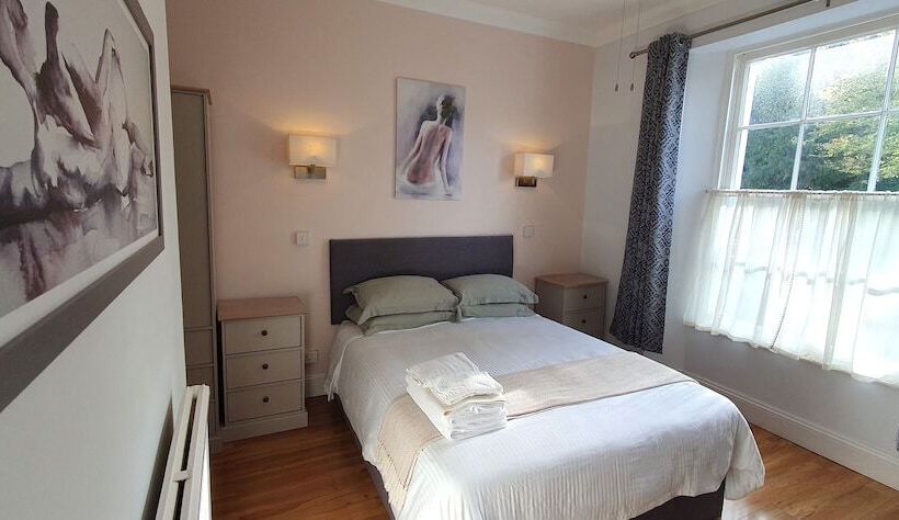 פנסיון Midway Guest House