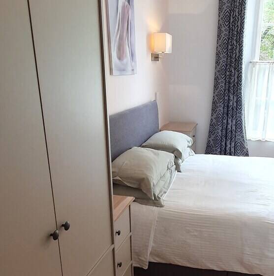 פנסיון Midway Guest House