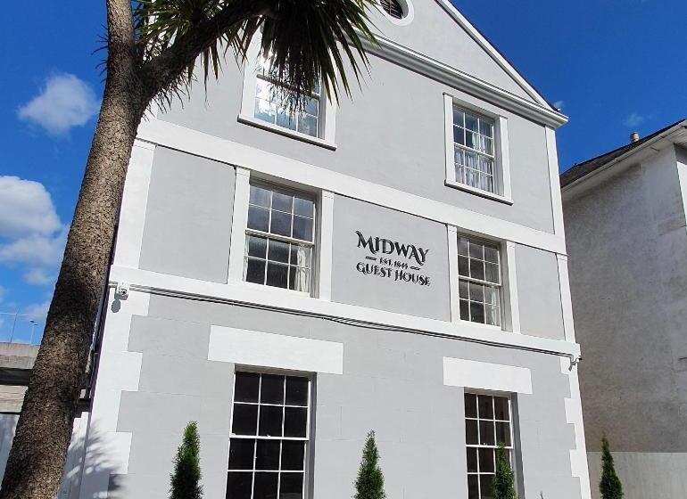 פנסיון Midway Guest House