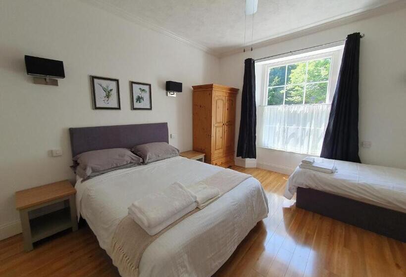 פנסיון Midway Guest House