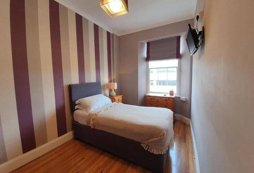 פנסיון Midway Guest House