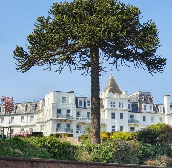 פנסיון Midway Guest House