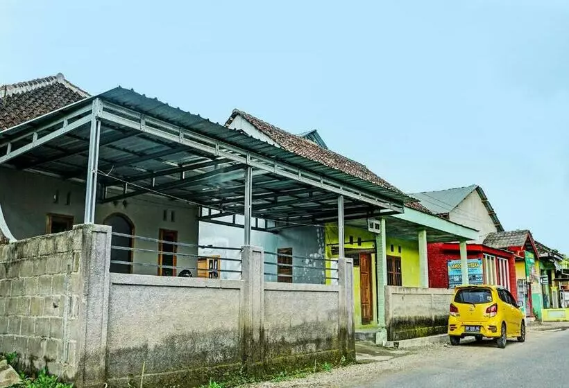 ホテル Spot On 92222 Sahabat Kost Syariah Pacitan