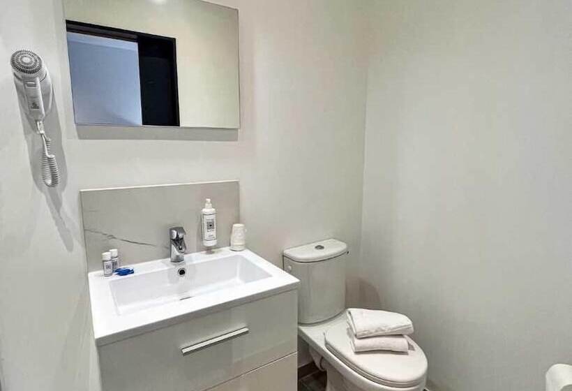 Le Central Hotel Bar Restaurant