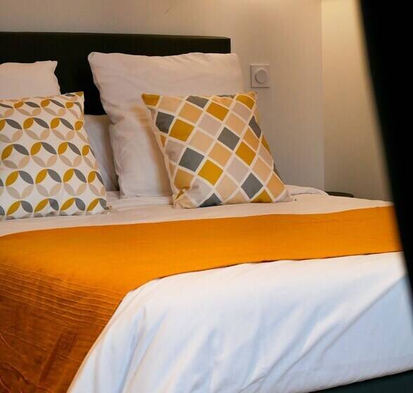 Le Central Hotel Bar Restaurant