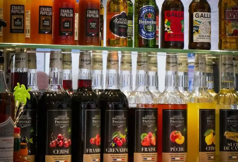 Le Central Hotel Bar Restaurant